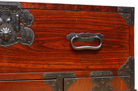 大振りの装飾金具で趣きのある庄内衣裳箪笥　BB3109