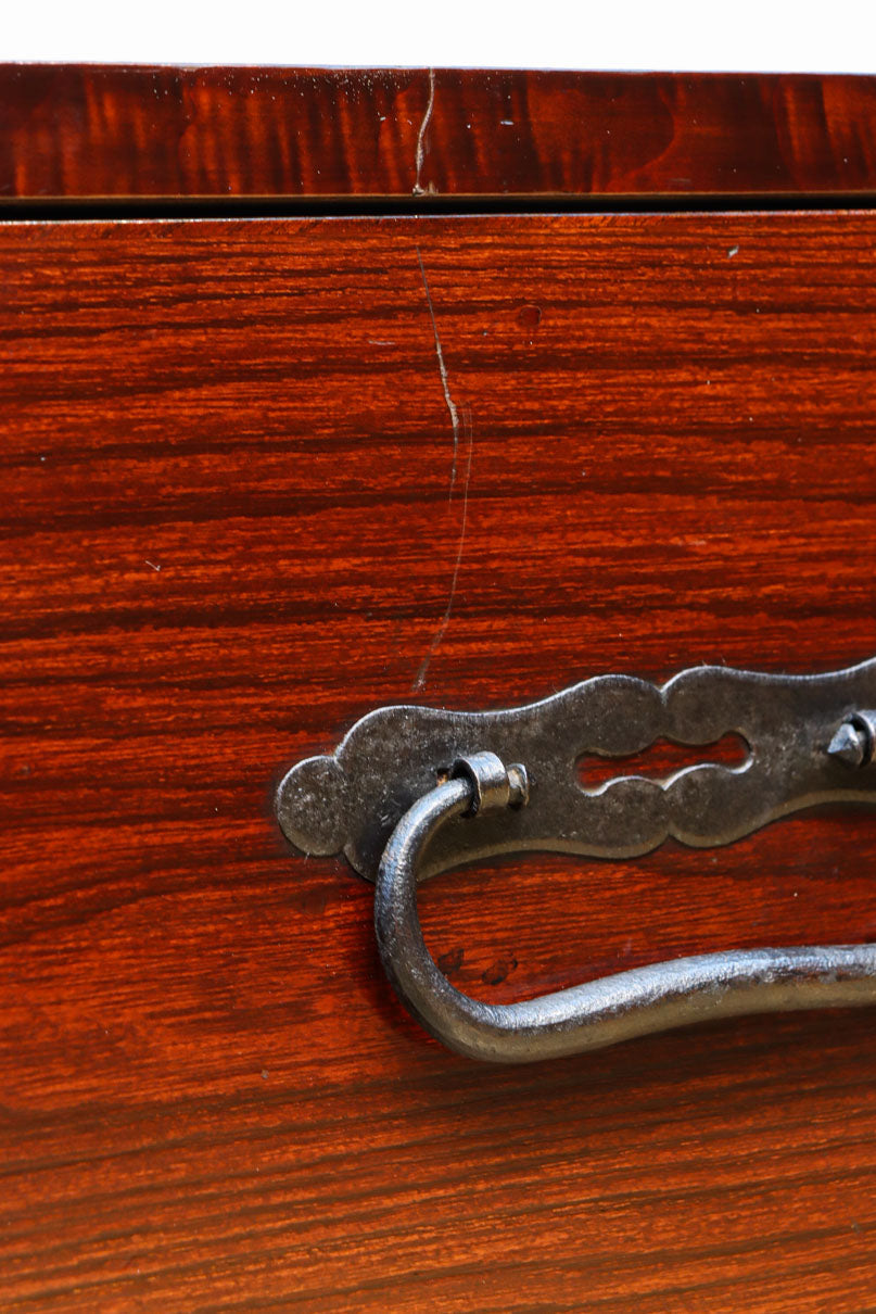 大振りの装飾金具で趣きのある庄内衣裳箪笥　BB3109