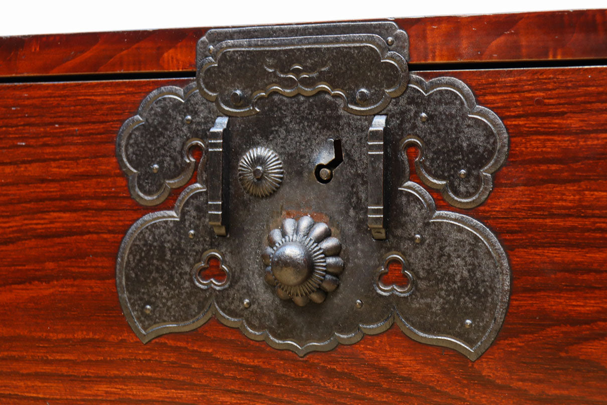 大振りの装飾金具で趣きのある庄内衣裳箪笥　BB3109