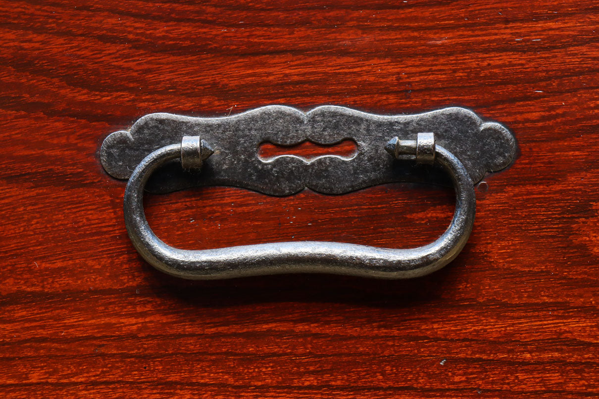 大振りの装飾金具で趣きのある庄内衣裳箪笥　BB3109