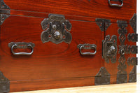 大振りの装飾金具で趣きのある庄内衣裳箪笥　BB3109