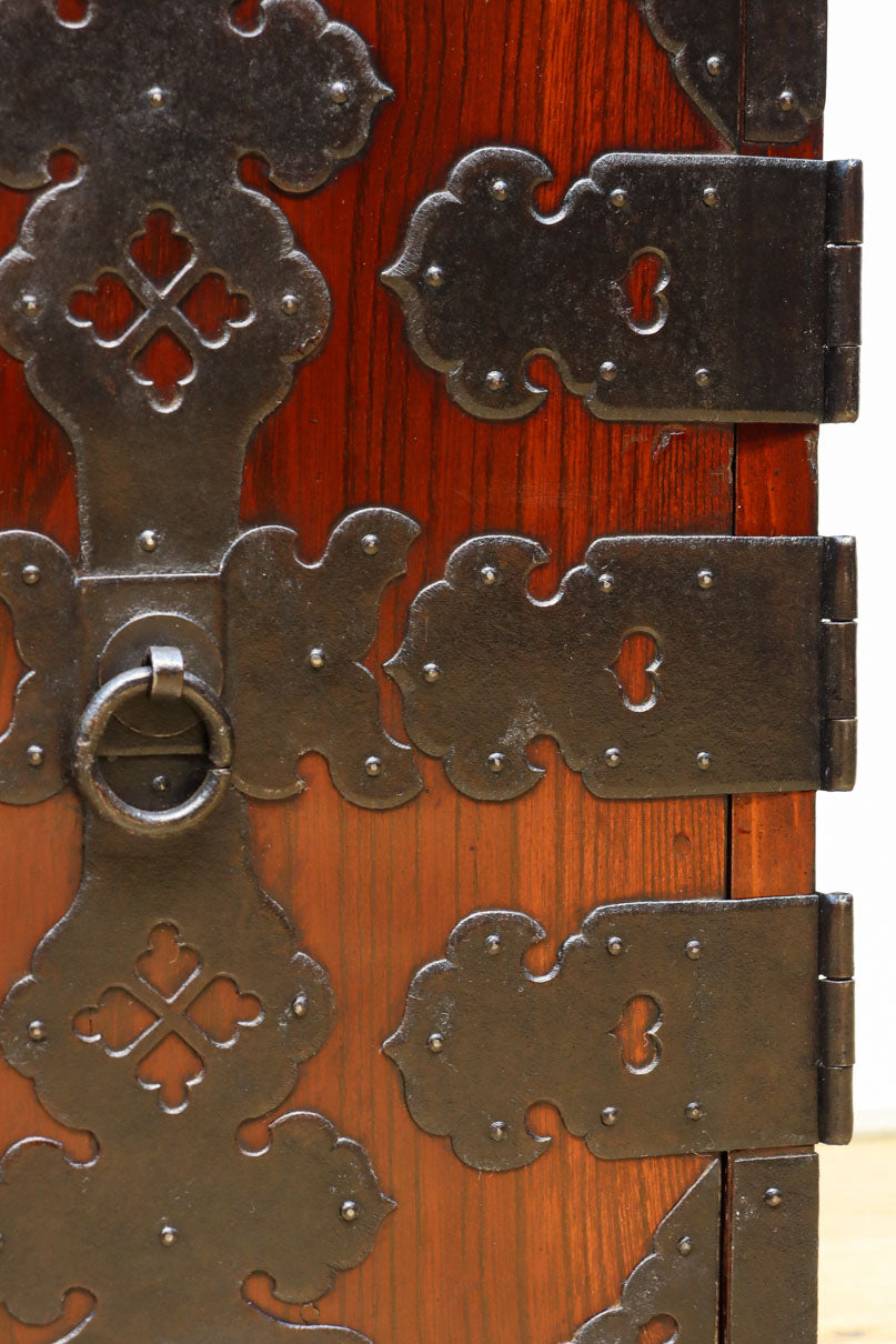 大振りの装飾金具で趣きのある庄内衣裳箪笥　BB3109