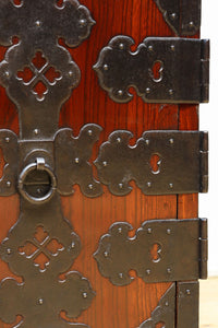 大振りの装飾金具で趣きのある庄内衣裳箪笥　BB3109