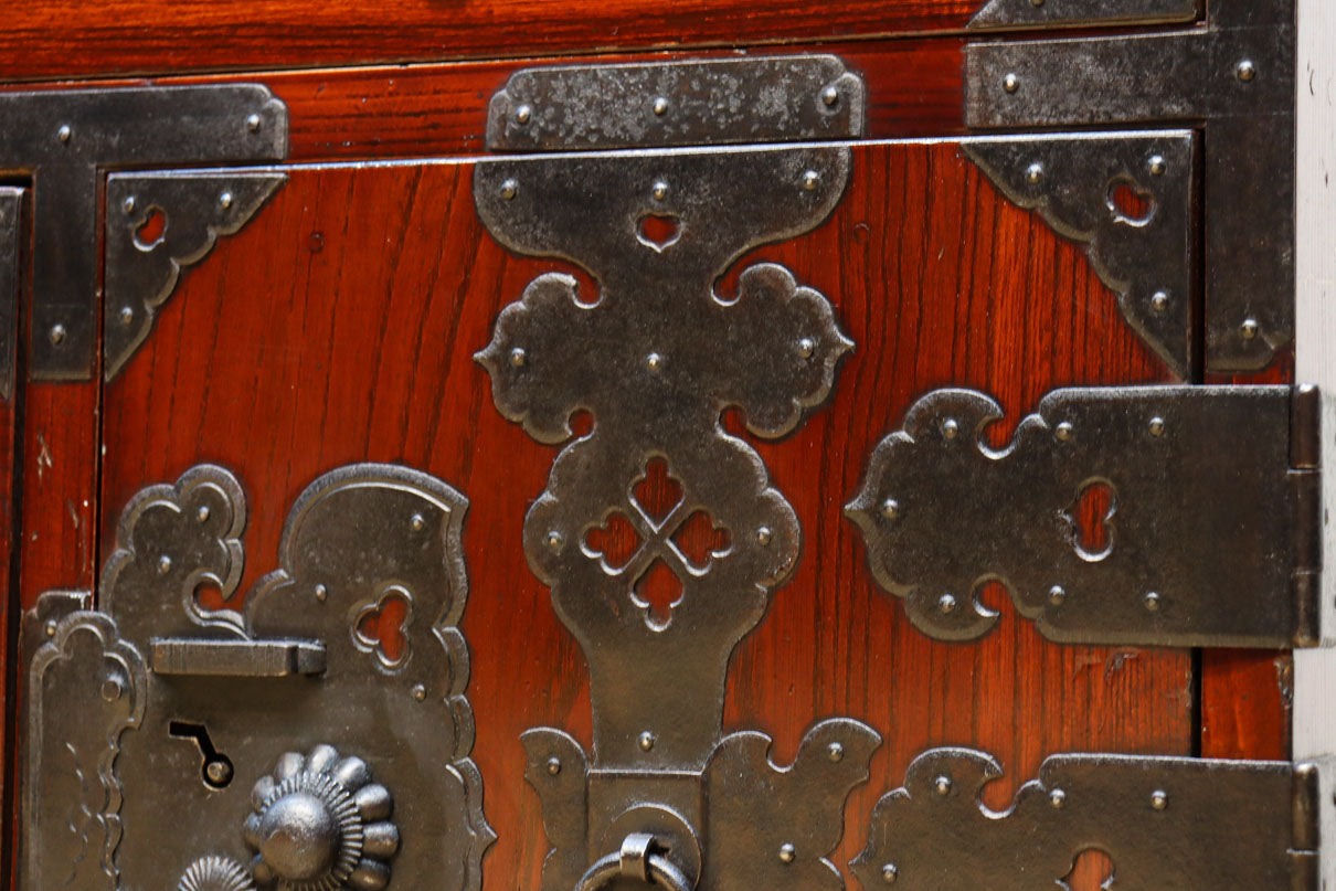 大振りの装飾金具で趣きのある庄内衣裳箪笥　BB3109