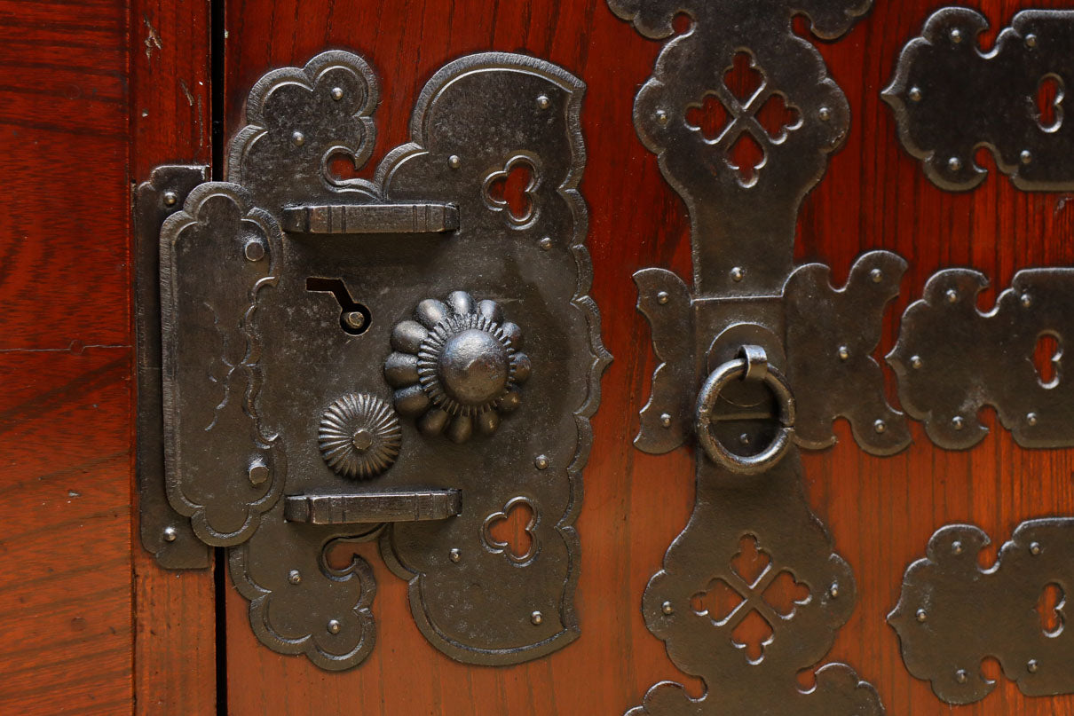 大振りの装飾金具で趣きのある庄内衣裳箪笥　BB3109