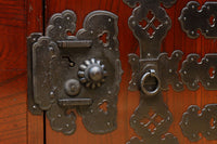 大振りの装飾金具で趣きのある庄内衣裳箪笥　BB3109