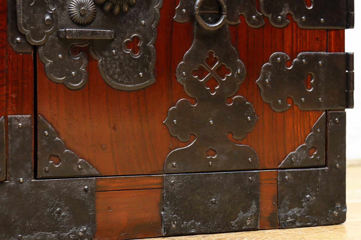 大振りの装飾金具で趣きのある庄内衣裳箪笥　BB3109