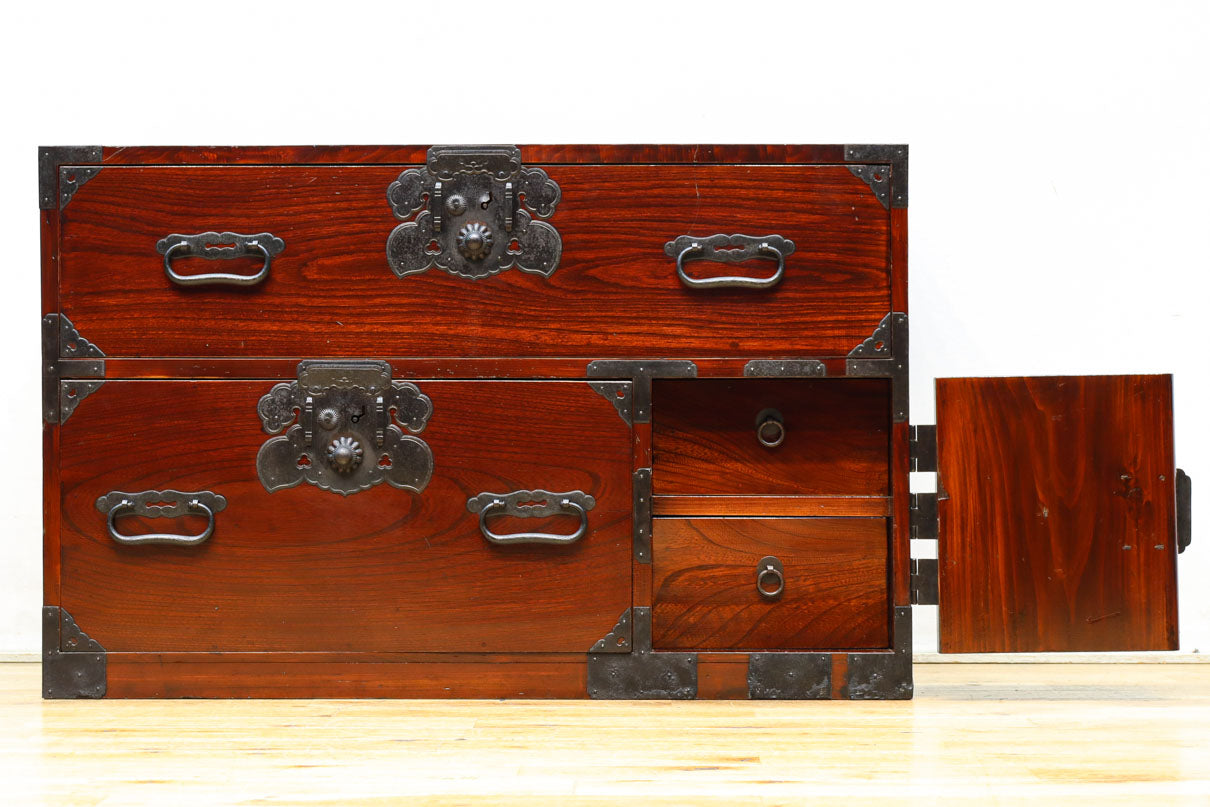 大振りの装飾金具で趣きのある庄内衣裳箪笥　BB3109