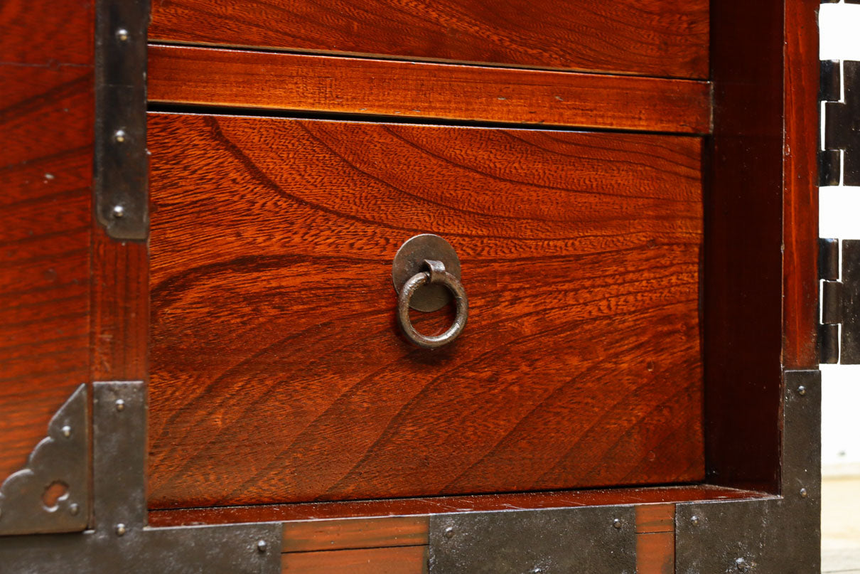 大振りの装飾金具で趣きのある庄内衣裳箪笥　BB3109