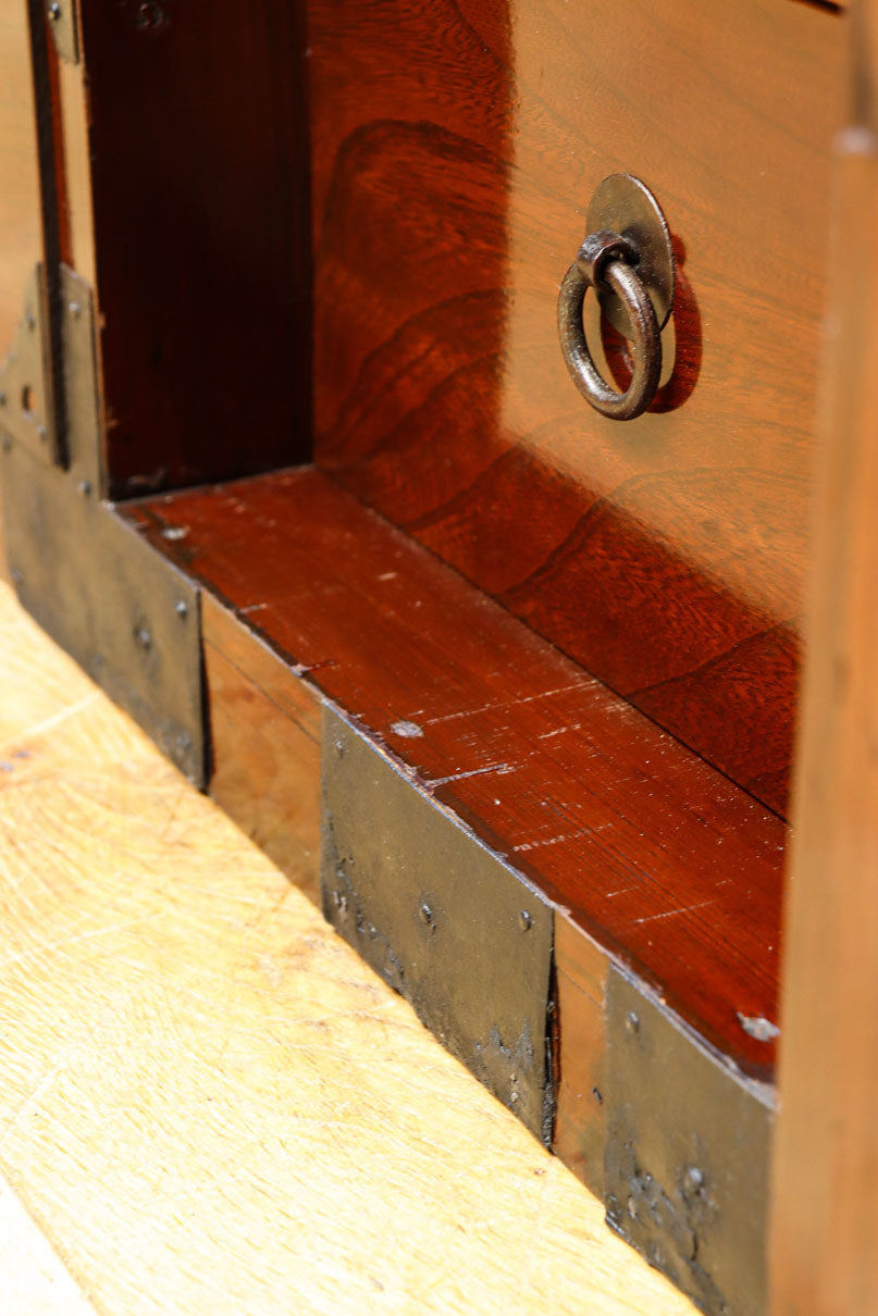 大振りの装飾金具で趣きのある庄内衣裳箪笥　BB3109