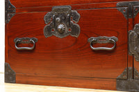 大振りの装飾金具で趣きのある庄内衣裳箪笥　BB3109