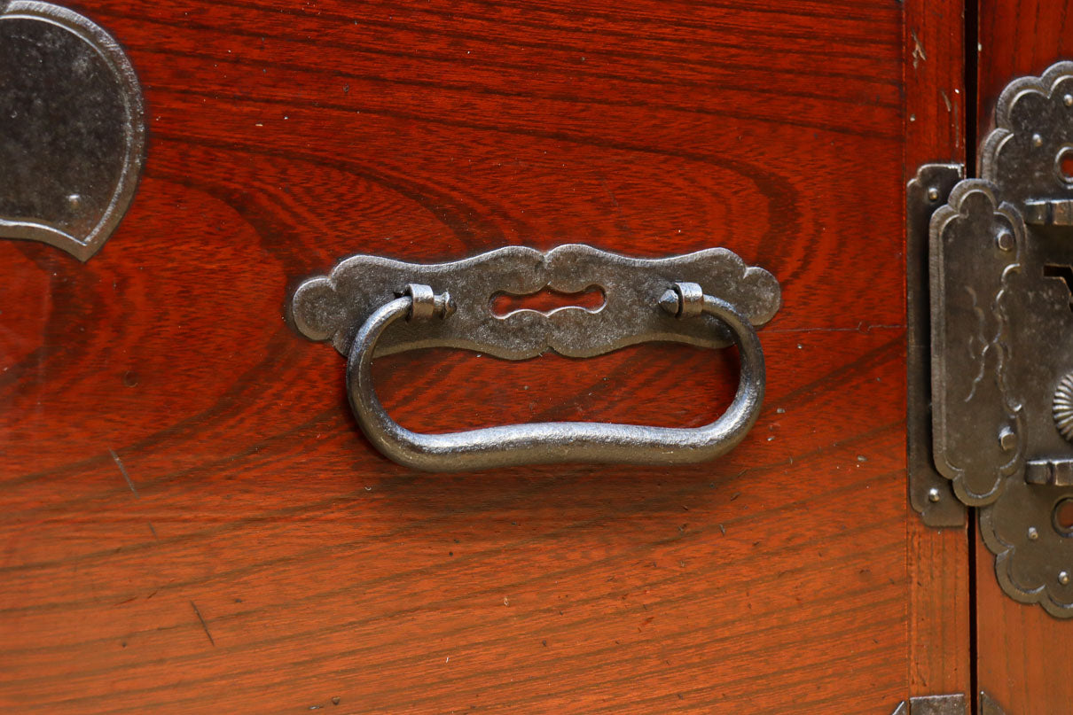 大振りの装飾金具で趣きのある庄内衣裳箪笥　BB3109