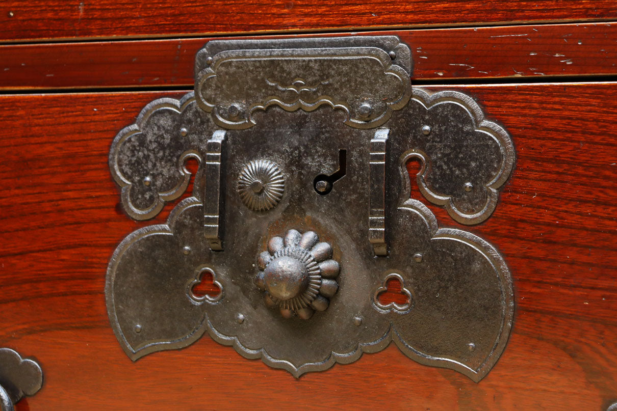 大振りの装飾金具で趣きのある庄内衣裳箪笥　BB3109