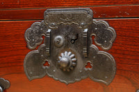 大振りの装飾金具で趣きのある庄内衣裳箪笥　BB3109