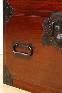 大振りの装飾金具で趣きのある庄内衣裳箪笥　BB3109