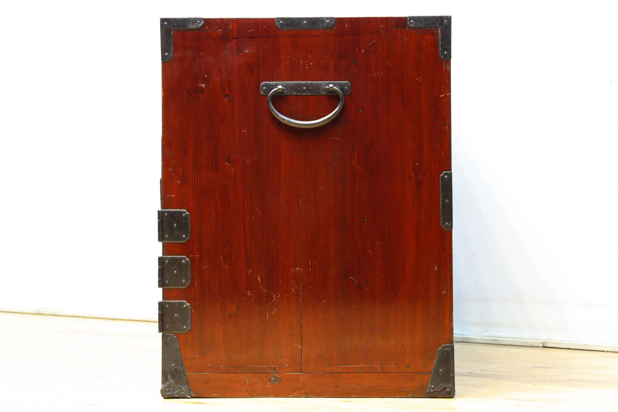 大振りの装飾金具で趣きのある庄内衣裳箪笥　BB3109