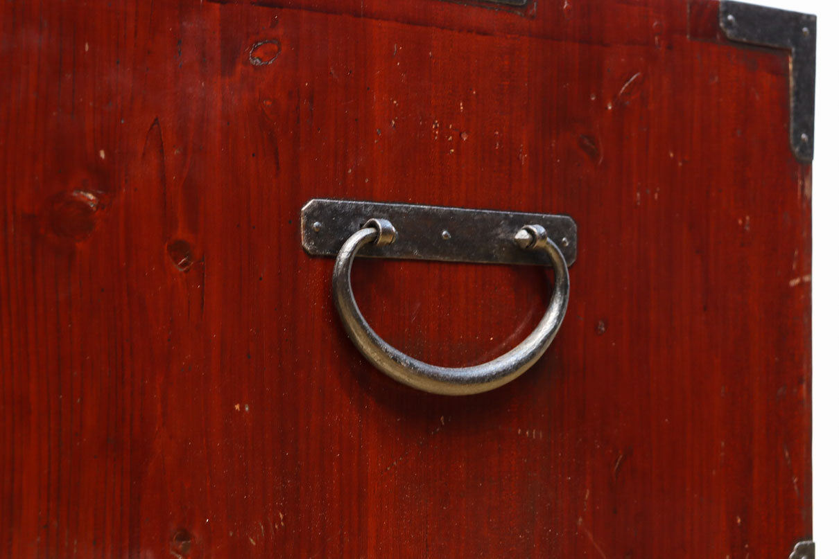 大振りの装飾金具で趣きのある庄内衣裳箪笥　BB3109