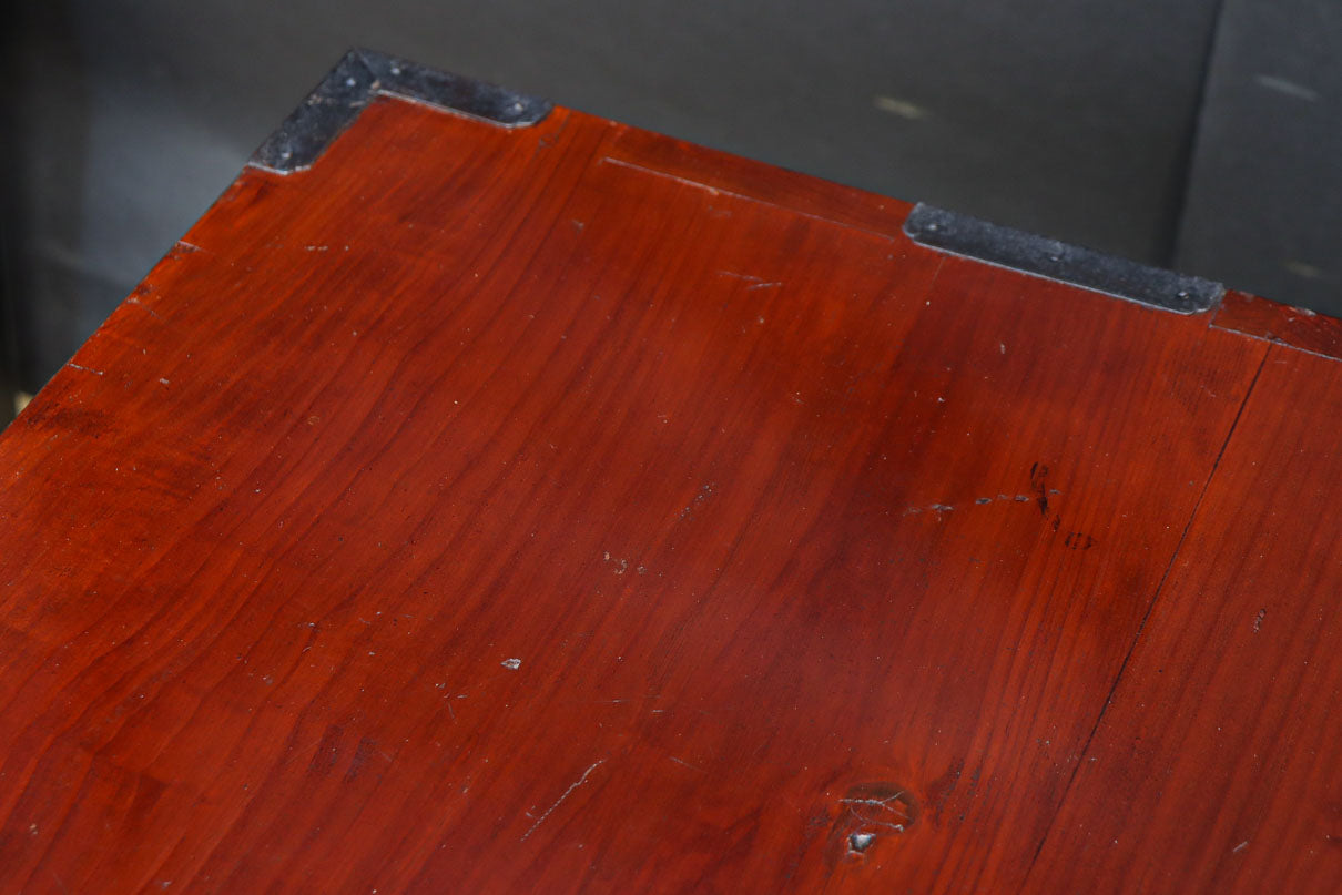 大振りの装飾金具で趣きのある庄内衣裳箪笥　BB3109