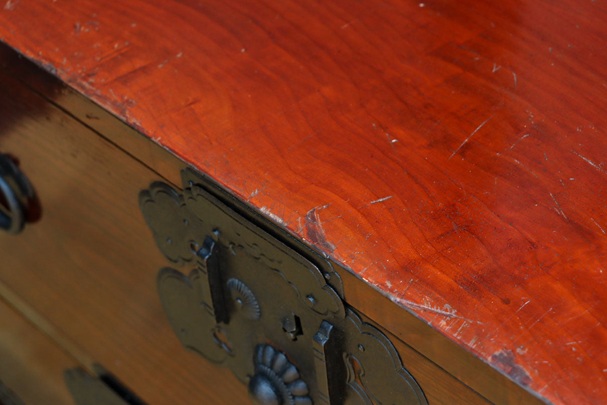 大振りの装飾金具で趣きのある庄内衣裳箪笥　BB3109