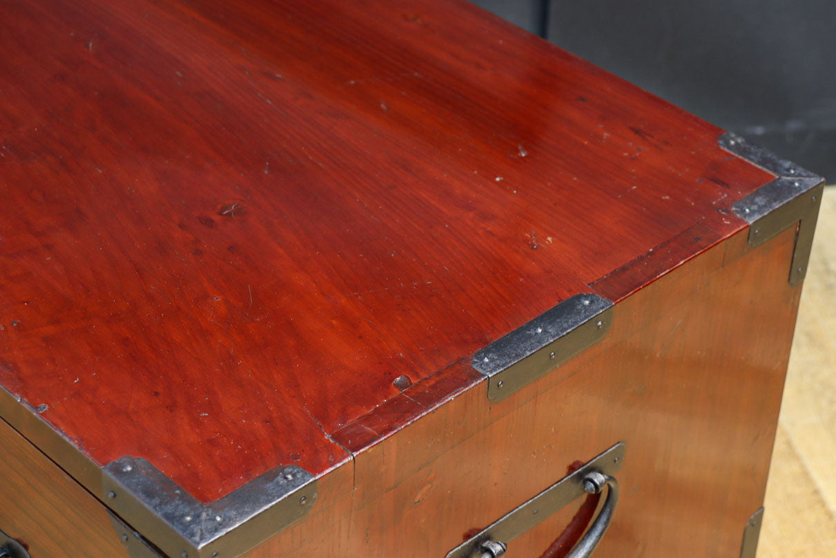 大振りの装飾金具で趣きのある庄内衣裳箪笥　BB3109