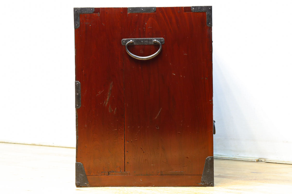 大振りの装飾金具で趣きのある庄内衣裳箪笥　BB3109