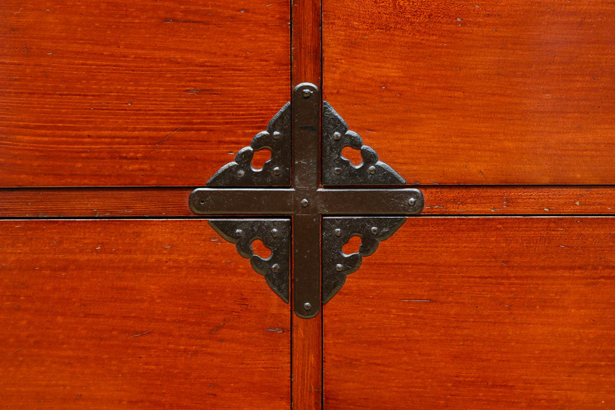 引き出し内部にまで黒漆を施した上質な庄内収納箪笥　BB3113