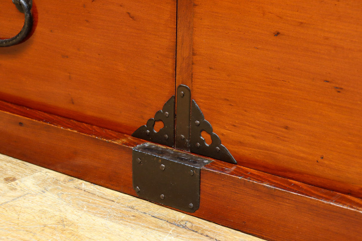 引き出し内部にまで黒漆を施した上質な庄内収納箪笥　BB3113