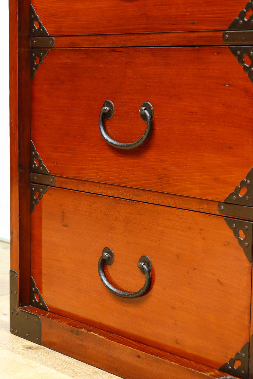 引き出し内部にまで黒漆を施した上質な庄内収納箪笥　BB3113