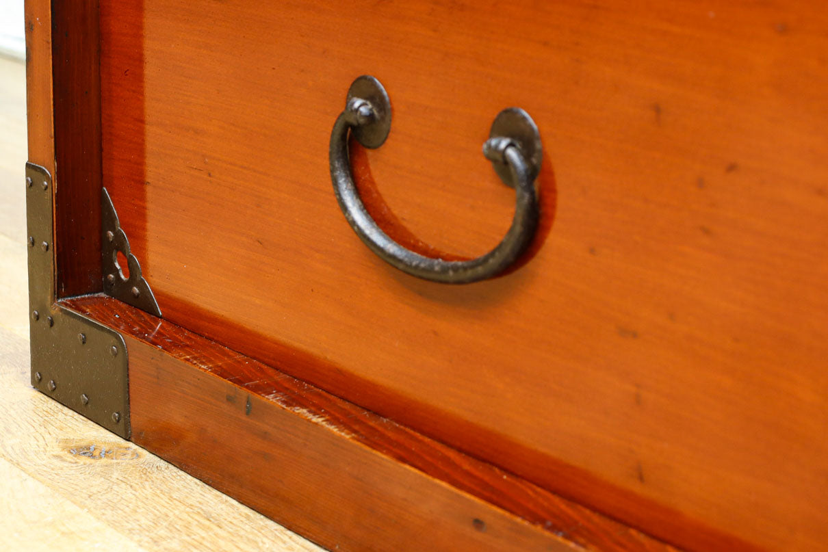 引き出し内部にまで黒漆を施した上質な庄内収納箪笥　BB3113