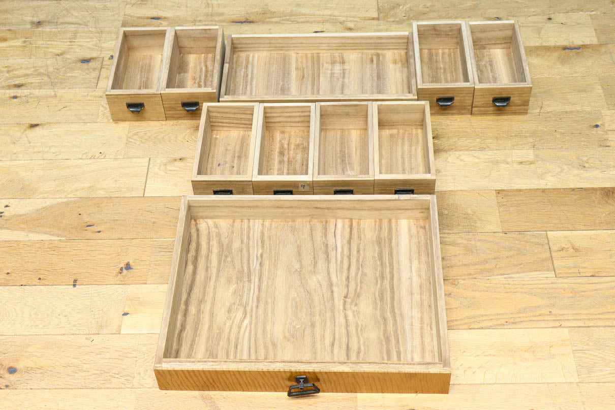 国産ステンドグラスが煌めく魅力的な造りのライティングビューロー　BB3114