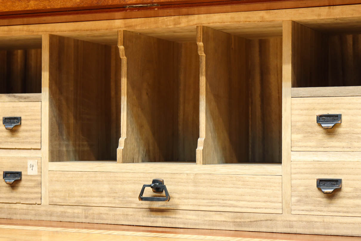 国産ステンドグラスが煌めく魅力的な造りのライティングビューロー　BB3114