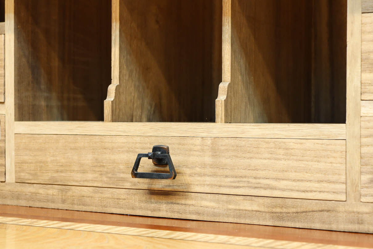 国産ステンドグラスが煌めく魅力的な造りのライティングビューロー　BB3114