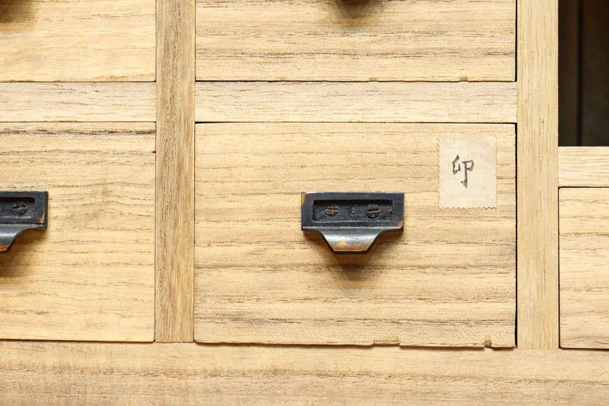 国産ステンドグラスが煌めく魅力的な造りのライティングビューロー　BB3114