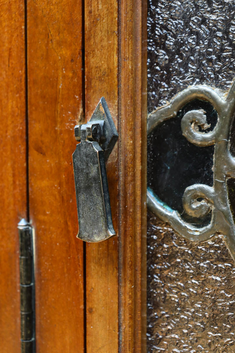 国産ステンドグラスが煌めく魅力的な造りのライティングビューロー　BB3114