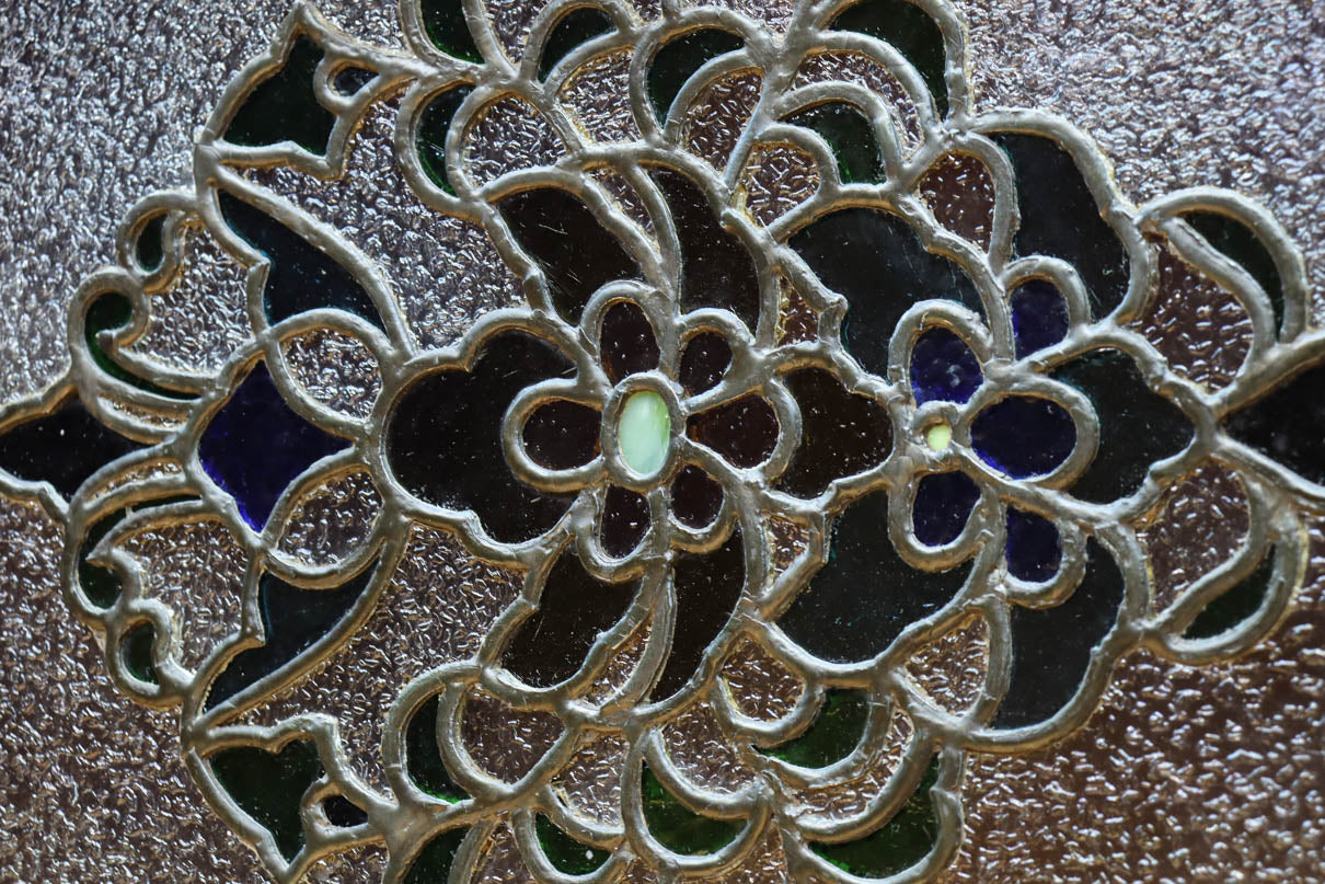 国産ステンドグラスが煌めく魅力的な造りのライティングビューロー　BB3114