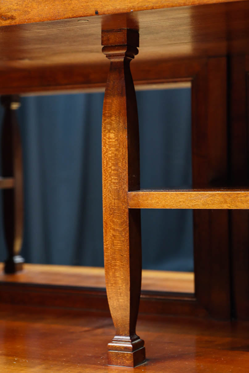 国産ステンドグラスが煌めく魅力的な造りのライティングビューロー　BB3114