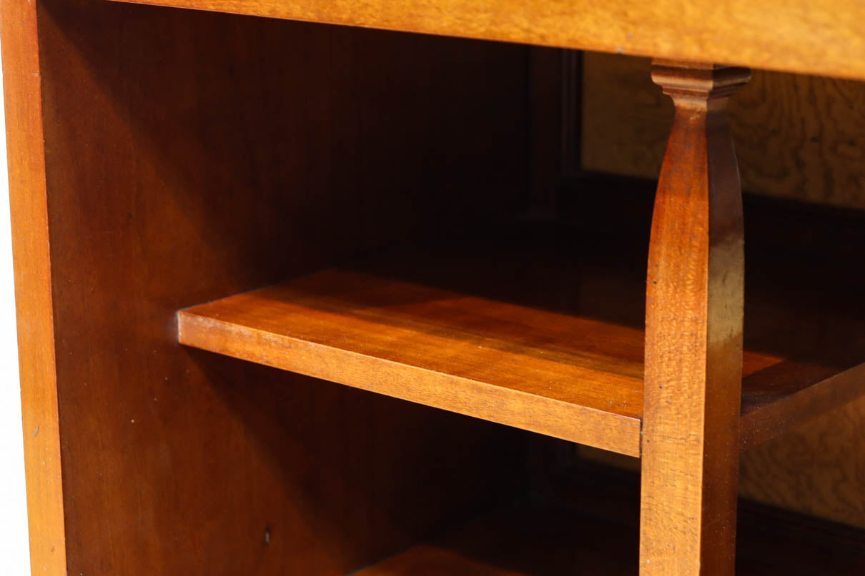 国産ステンドグラスが煌めく魅力的な造りのライティングビューロー　BB3114