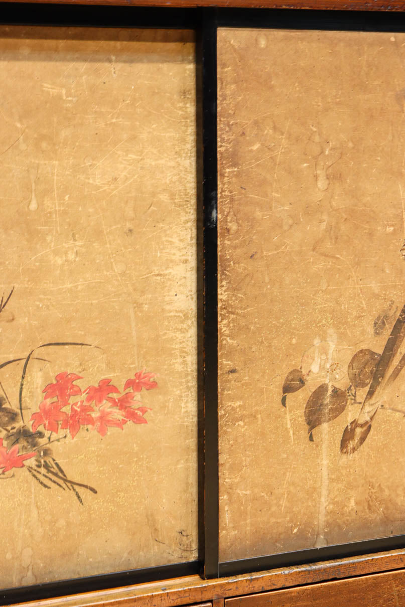 歴史ある味わい深いふすま絵の飛騨地方茶箪笥　BB3116