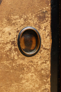 歴史ある味わい深いふすま絵の飛騨地方茶箪笥　BB3116