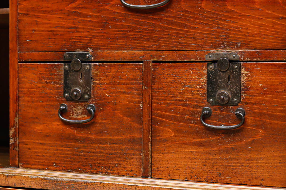 歴史ある味わい深いふすま絵の飛騨地方茶箪笥　BB3116