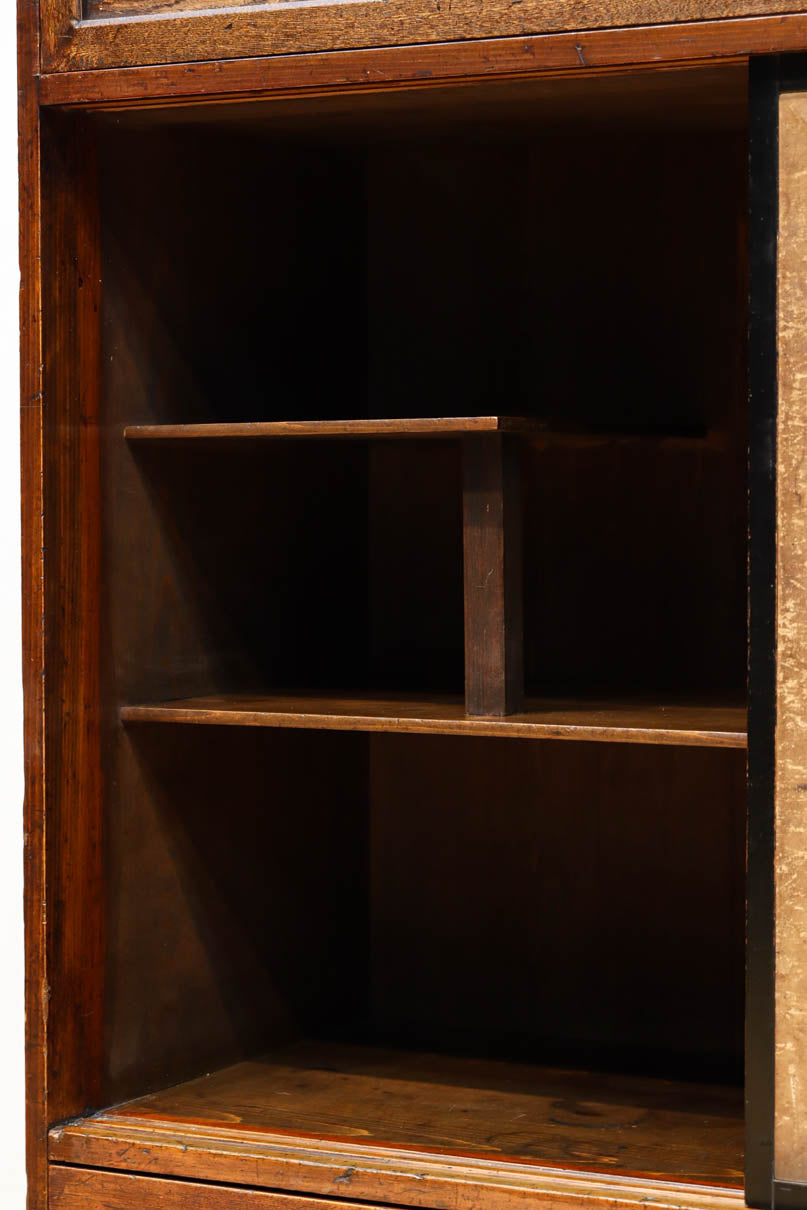 歴史ある味わい深いふすま絵の飛騨地方茶箪笥　BB3116