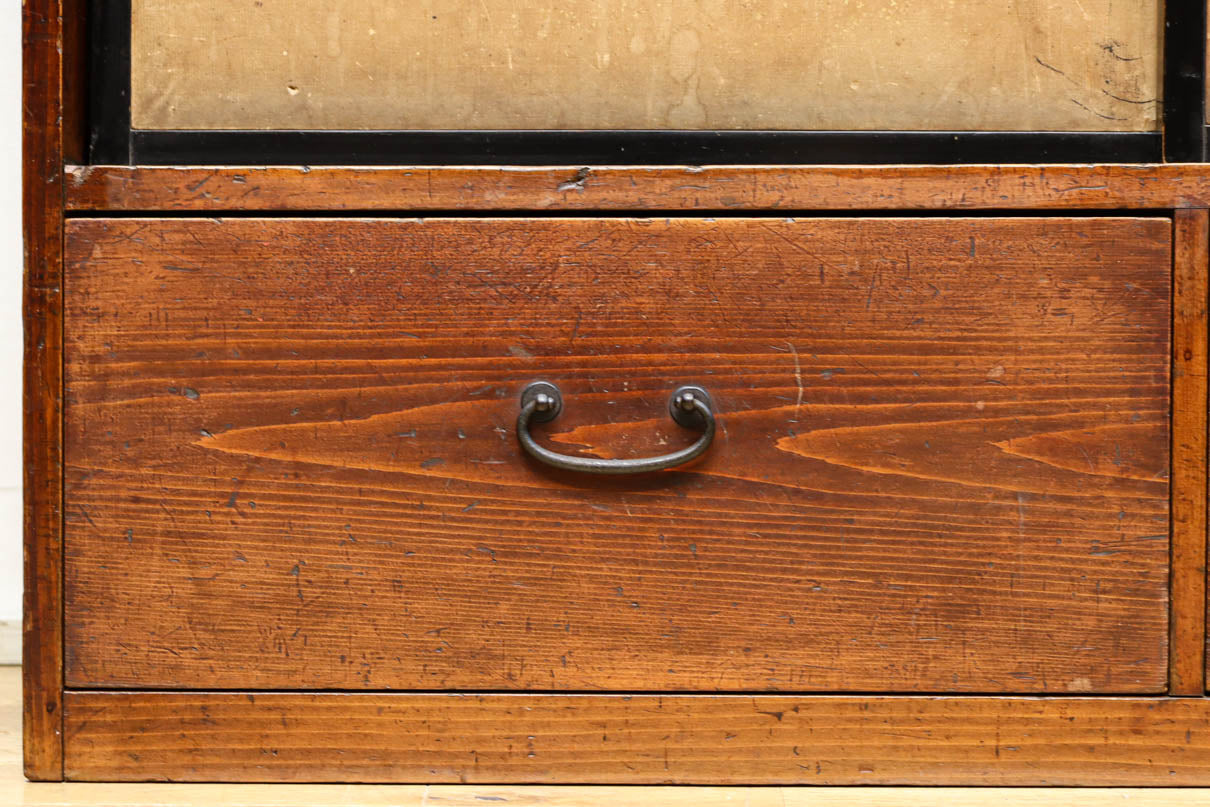 歴史ある味わい深いふすま絵の飛騨地方茶箪笥　BB3116