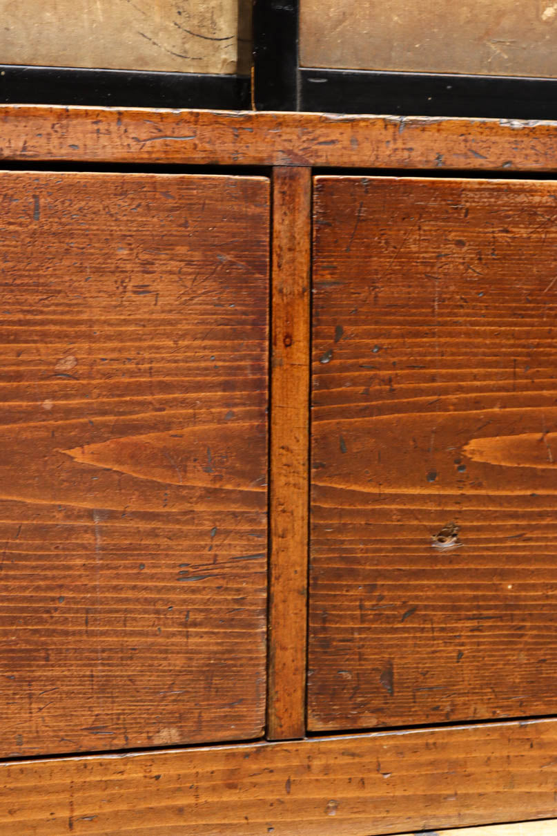 歴史ある味わい深いふすま絵の飛騨地方茶箪笥　BB3116