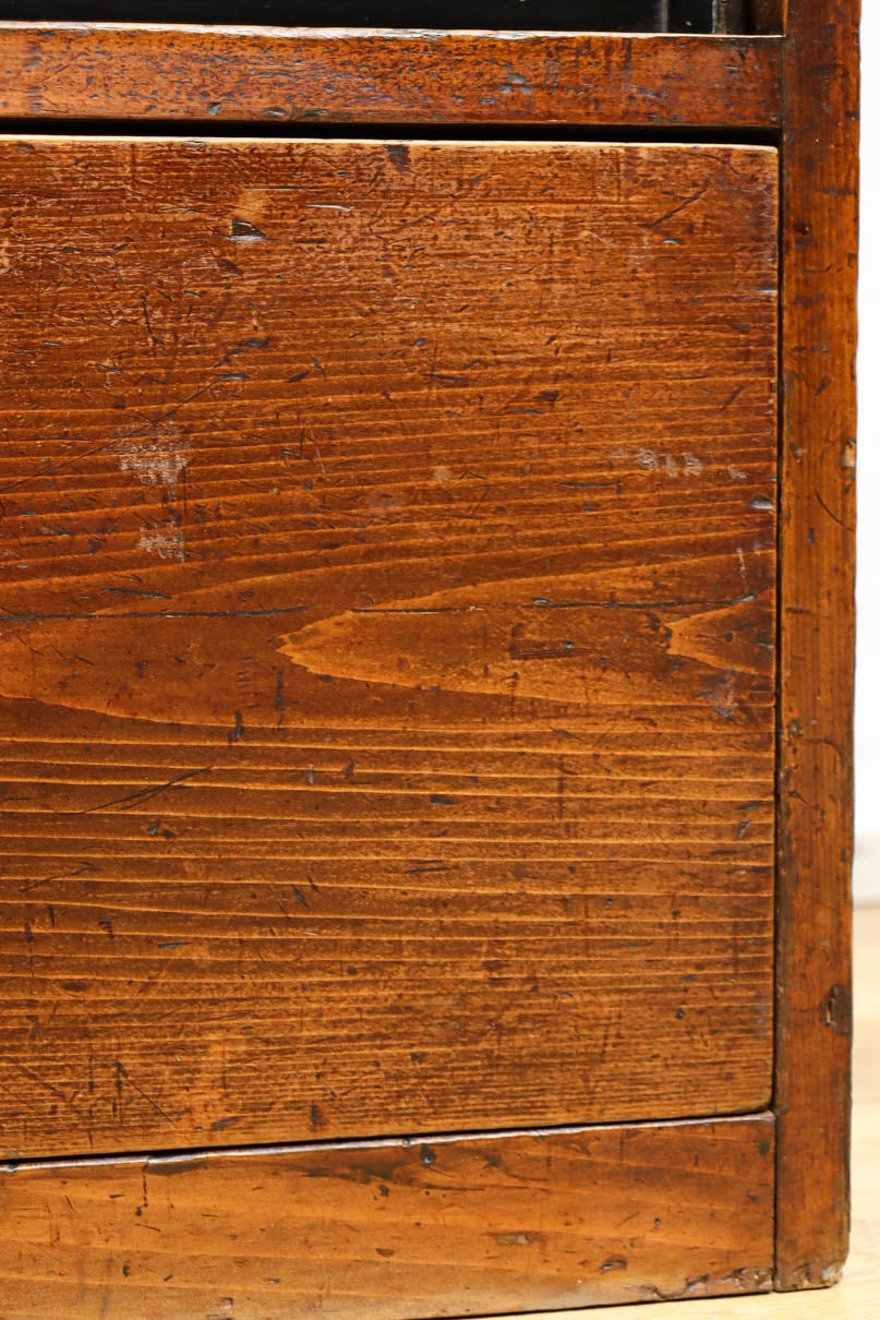 歴史ある味わい深いふすま絵の飛騨地方茶箪笥　BB3116