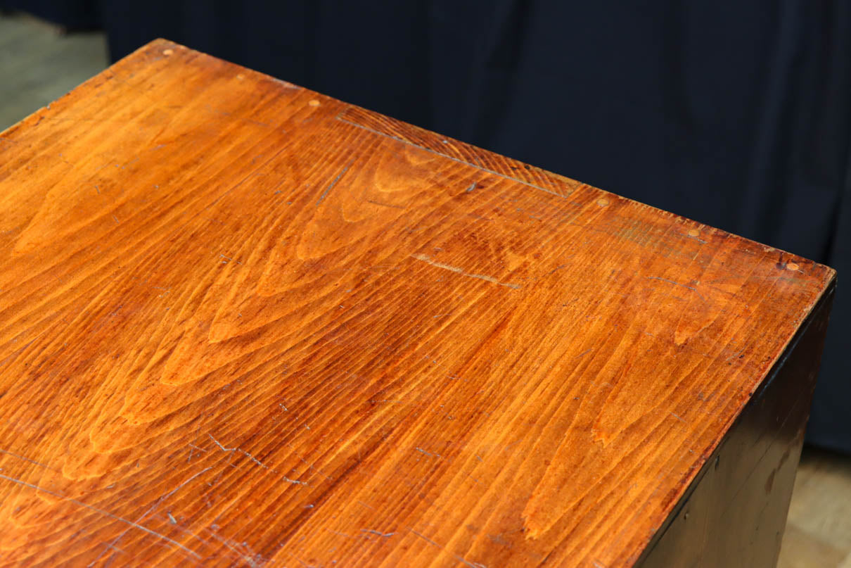 歴史ある味わい深いふすま絵の飛騨地方茶箪笥　BB3116