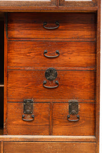 歴史ある味わい深いふすま絵の飛騨地方茶箪笥　BB3116