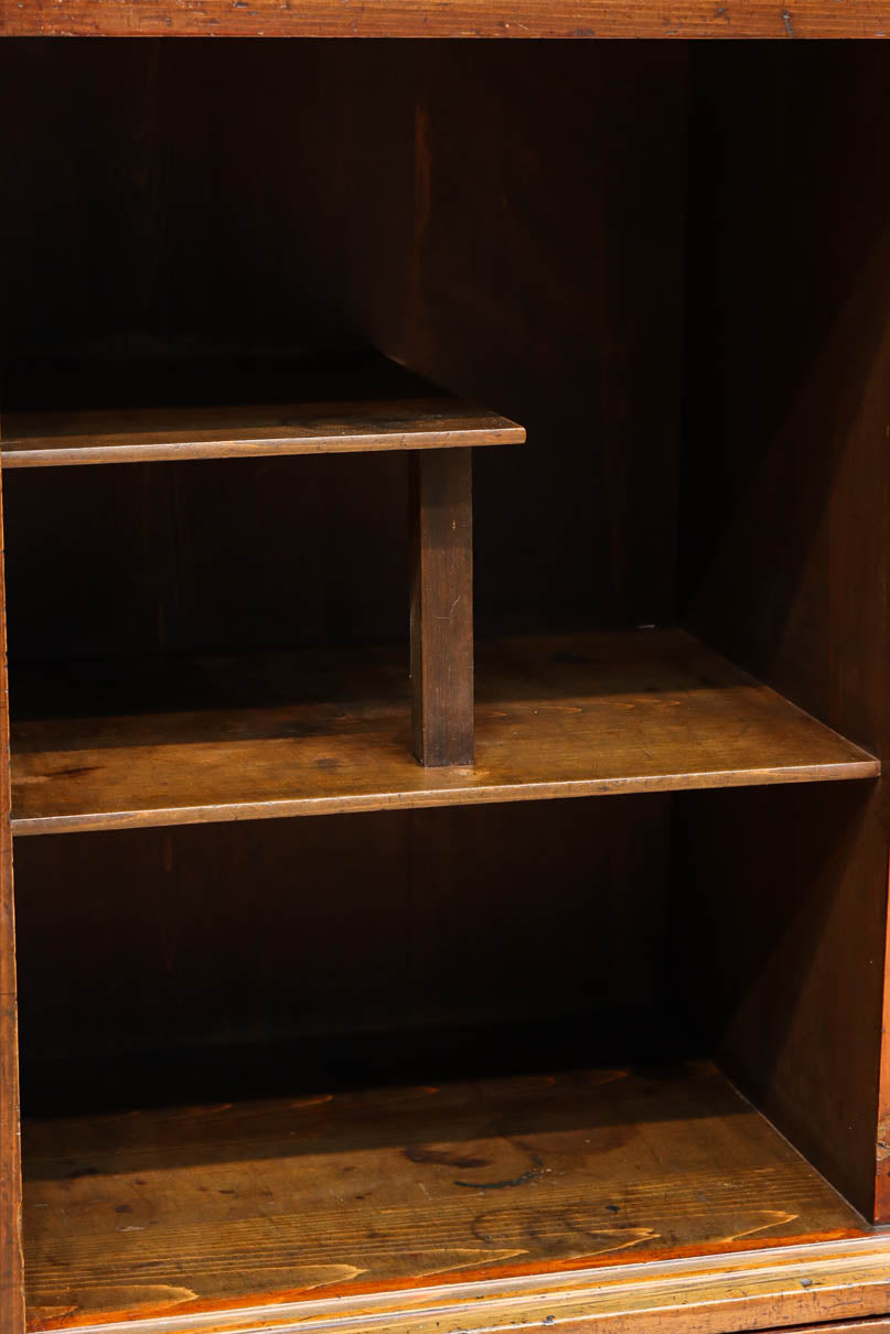 歴史ある味わい深いふすま絵の飛騨地方茶箪笥　BB3116