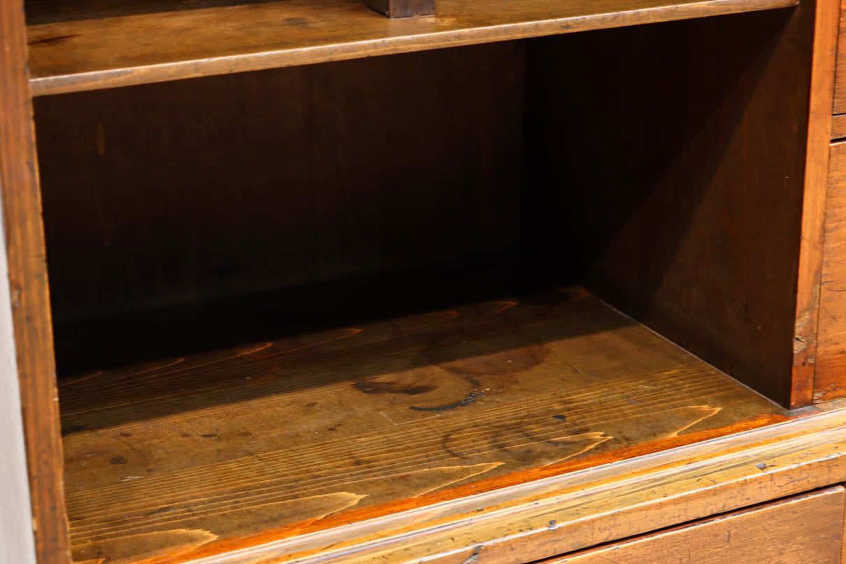 歴史ある味わい深いふすま絵の飛騨地方茶箪笥　BB3116