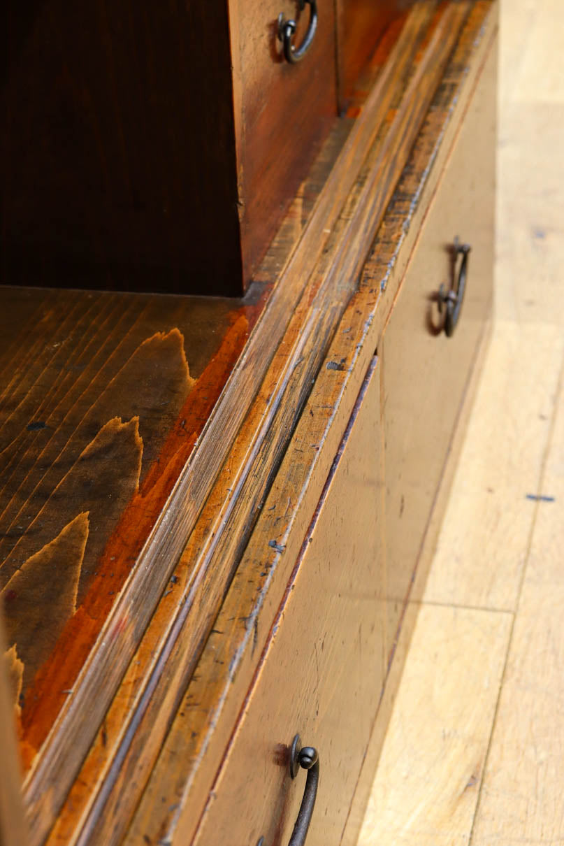 歴史ある味わい深いふすま絵の飛騨地方茶箪笥　BB3116