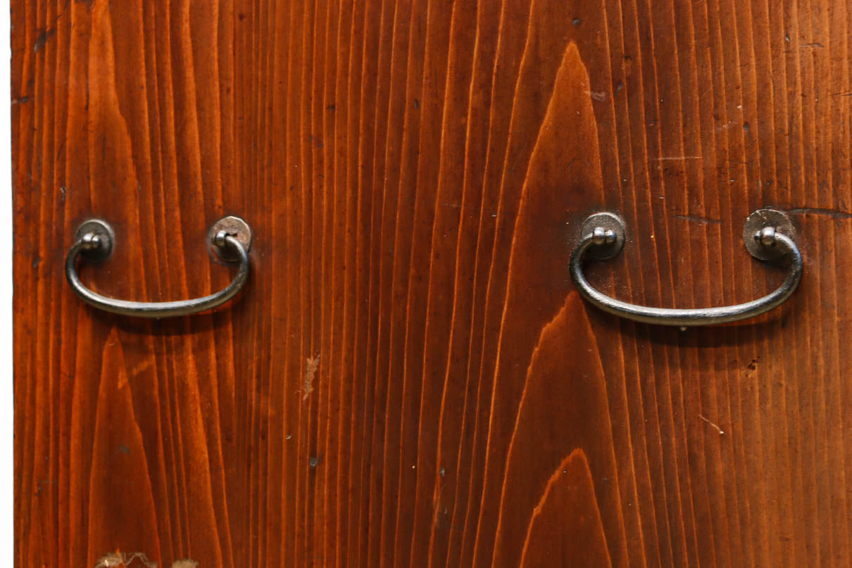 歴史ある味わい深いふすま絵の飛騨地方茶箪笥　BB3116